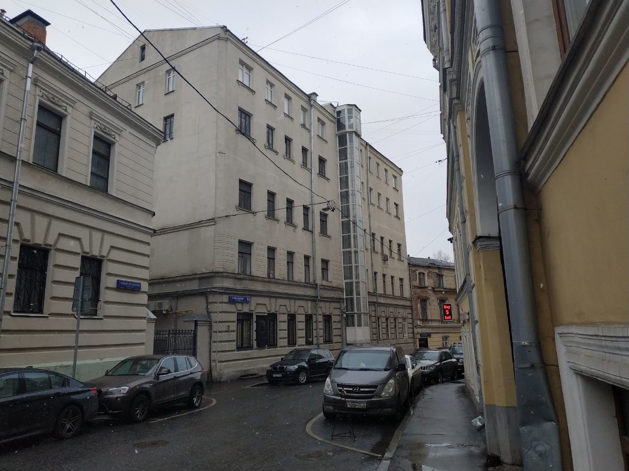 Дом, в котором жили: драматург В. В. Вишневский, филолог С. И. Соболевский, драматург Б. С. Ромашов и др.